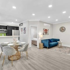 8 Suite