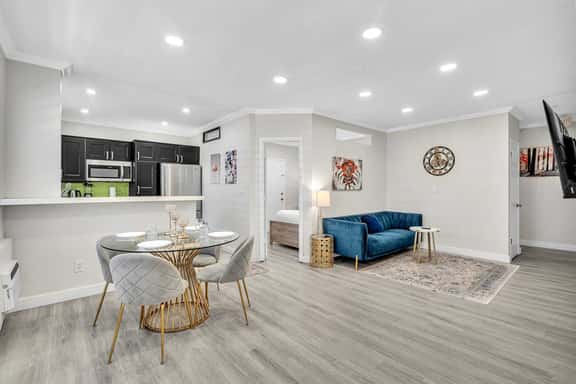 8 Suite - Image 1