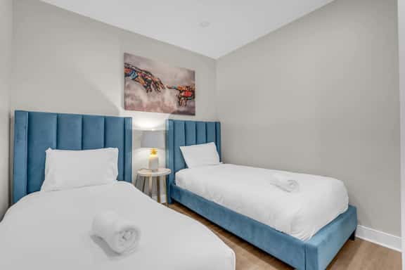 16 Suite - Image 1