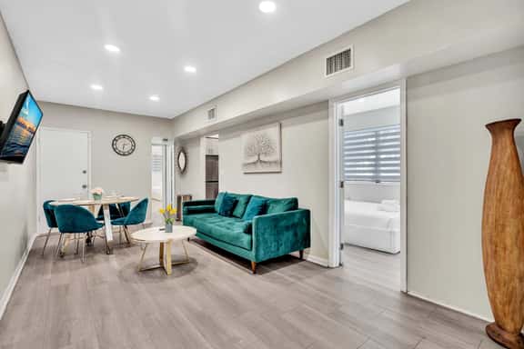 10 Suite - Image 1