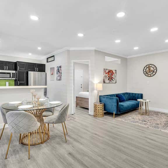 8 Suite - Image 1