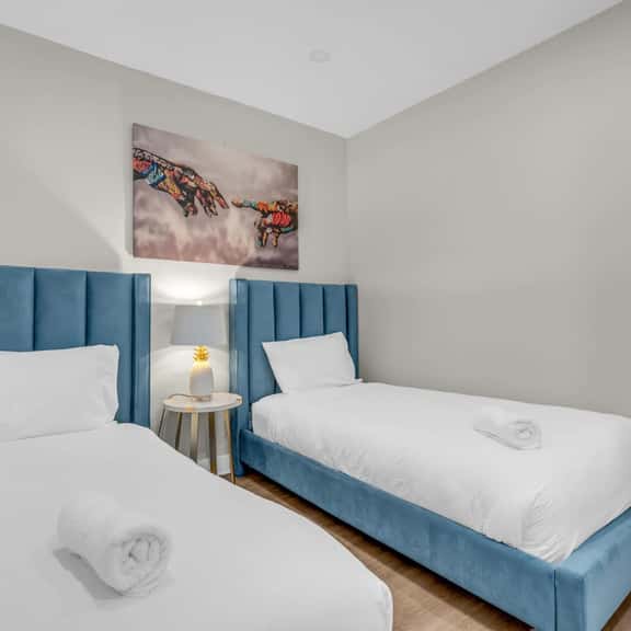 16 Suite - Image 1